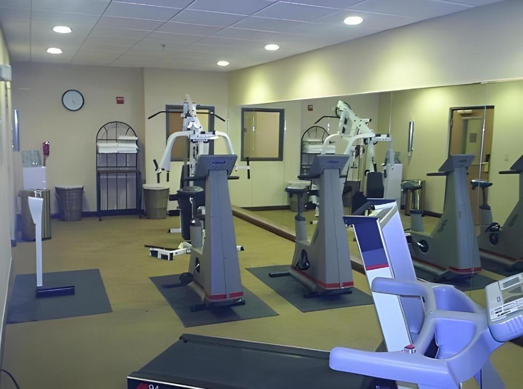 Holiday Inn Express Hotel & Suites Cleveland - Ms By Ihg Экстерьер фото