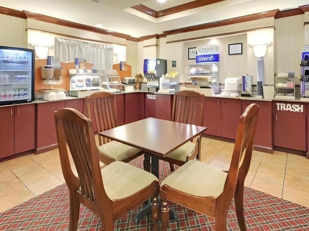 Holiday Inn Express Hotel & Suites Cleveland - Ms By Ihg Экстерьер фото