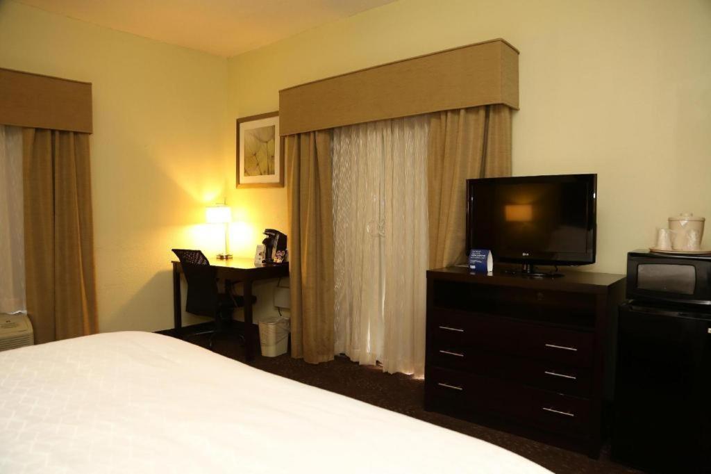 Holiday Inn Express Hotel & Suites Cleveland - Ms By Ihg Экстерьер фото