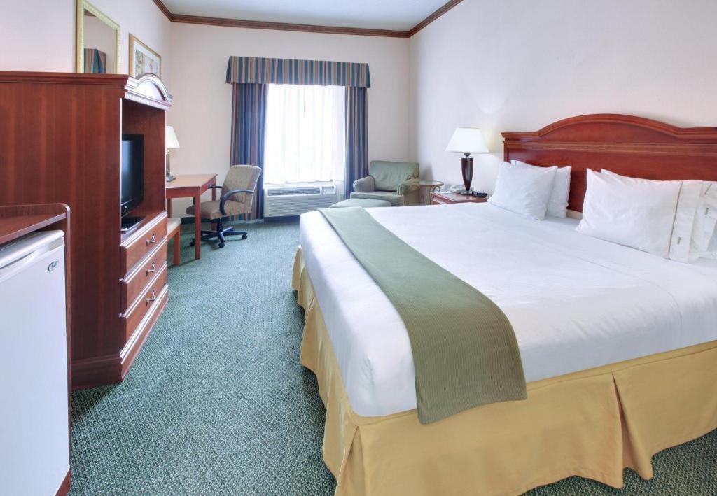 Holiday Inn Express Hotel & Suites Cleveland - Ms By Ihg Экстерьер фото